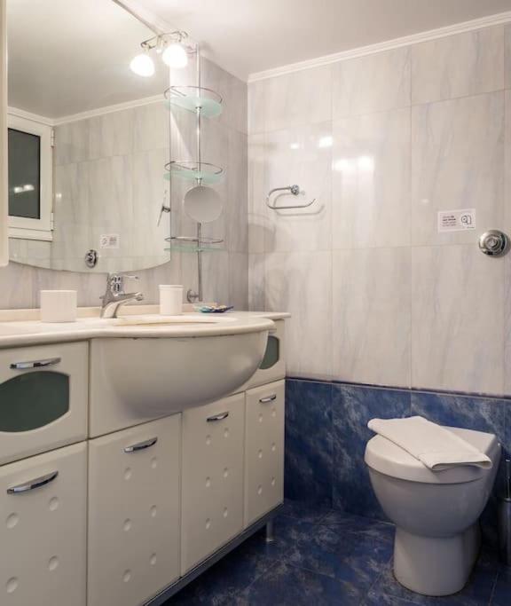 A Unique Apartment In The Historical Center-3Bds Athens Luaran gambar